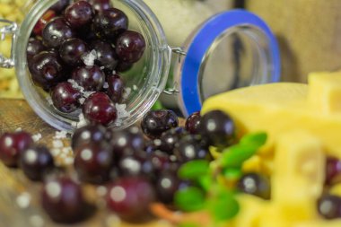 Siyah arkaplan ve kahverengi hasırlı kara dutlar..