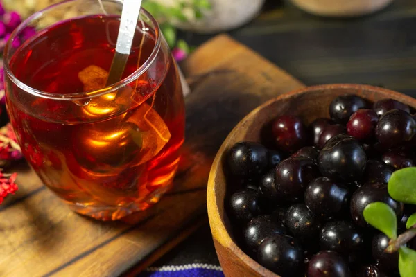 Siyah arkaplanda çay ve peynir parçaları olan kara dutlar.