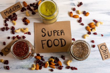 Süper organik sağlıklı yiyecekler, chia, kibrit ve kinoa.