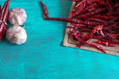 Kırmızı acı biber mavi masada, sos için..