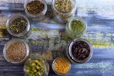 Baharatlar, yemek için kimyon mutfak masasında.