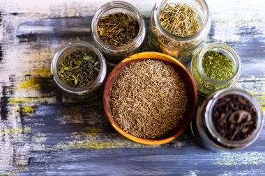 Baharatlar, yemek için kimyon mutfak masasında.