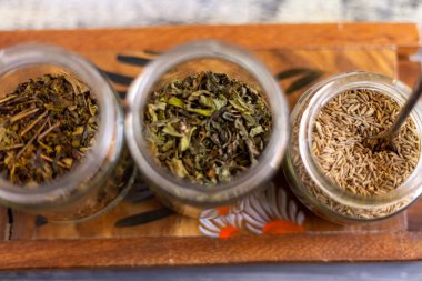 Baharatlar, yemek için kimyon mutfak masasında.