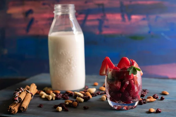 Mavi arka planda sütlü çilekli smoothie.