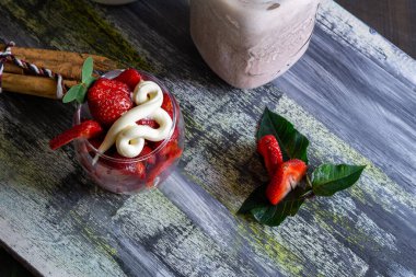 Mavi arka planda sütlü çilekli smoothie.