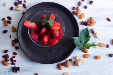 Meyve suyu yapmak için çilek ya da kahvaltı ya da atıştırmalık olarak yemek için..