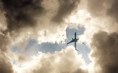 Yağmur bulutu içinde uçak fly