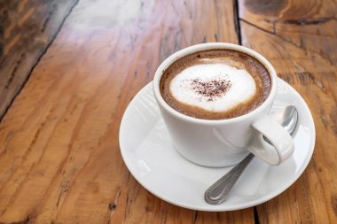 Tahta arka planda bir fincan kahve.