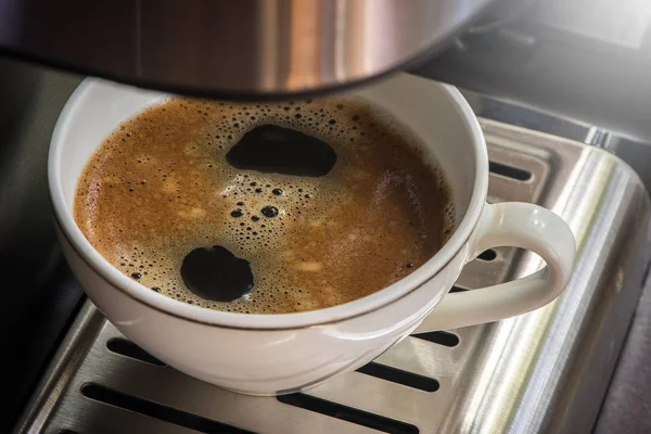 Чашка свежего кофе в кофемашине — стоковое фото