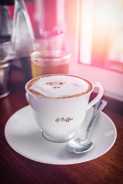 Чашка кофе в утреннем свете — стоковое фото