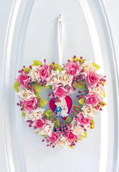 Z tworzywa sztucznego serca bukiet kwiatów — Zdjęcie stockowe