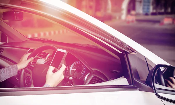 adam araba ve kullanım smartphone içinde