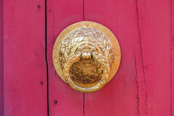 Dragon knocker op de chinese rode deur — Stockfoto