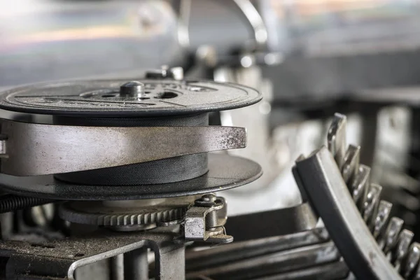 Eski bir daktilo siyah şerit bobin görünümü kapatın