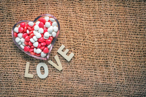 Kalp şekli kase renkli şeker — Stok fotoğraf