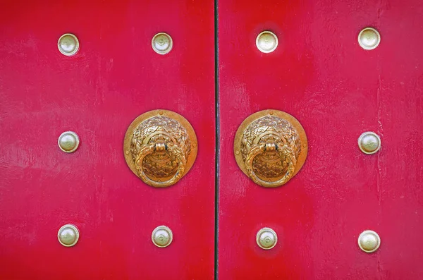 Dragon knocker on the chinese red door — Stock Photo, Image