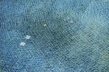 Yüzme havuzunda su dalgalanma