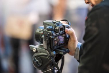 genç erkekler alır video fotoğraf makinesi tripod üzerinde kamera ile 
