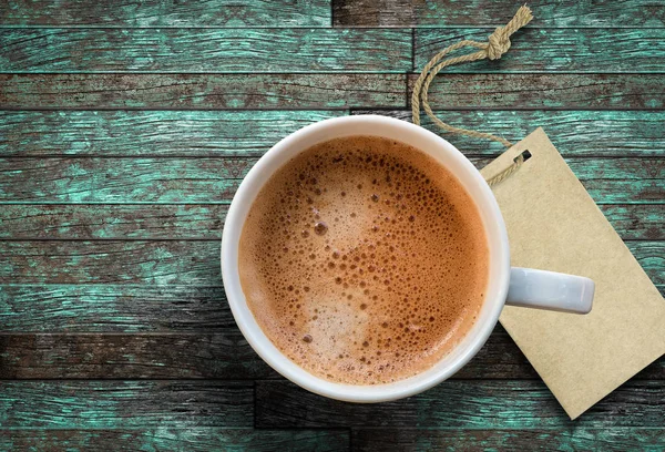 Tasse de café et étiquette vierge sur fond en bois — Photo