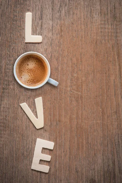 Kahve ahşap mektuplar aşk ile — Stok fotoğraf