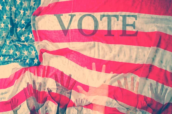 Concepto de votación, manos arriba con la bandera nacional de los estados unidos —  Fotos de Stock