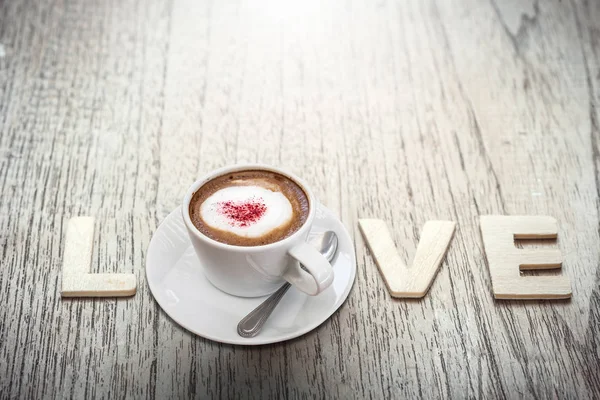 Beyaz fincan kahve kırmızı kalp tepesi ile — Stok fotoğraf