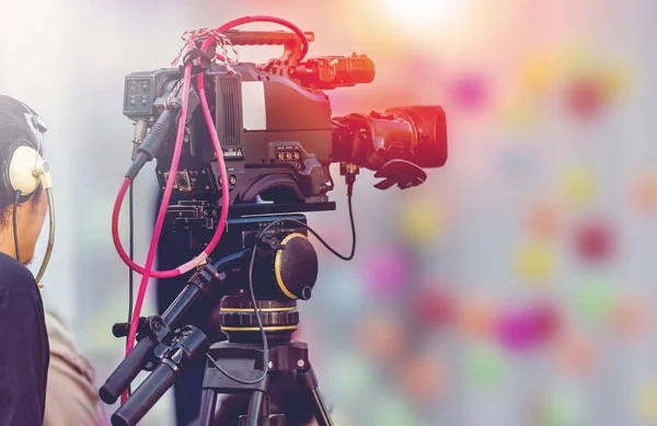 Video kamera operatörü onun ekipmanlarıyla çalışıyor.