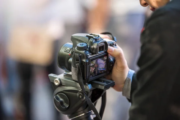 Young men takes video with camera on tripod — Stock Photo, Image
