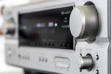 Audiophile Hifi amplifikatörü ile ses kontrol düğmesi.
