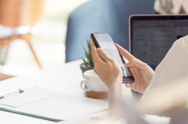 Ofiste masasında çalışırken Smartphone kullanarak el