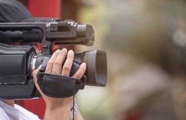 Kısa video kamera operatörü onun ekipmanları ile çalışma yakın çekim
