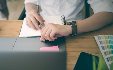 Ofiste çalışırken Smartphone kullanarak iş adamı. Yeni technol