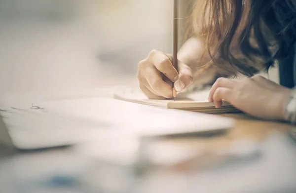 Närbild av kvinnliga designer händer på arbetsplatsen rita något — Stockfoto