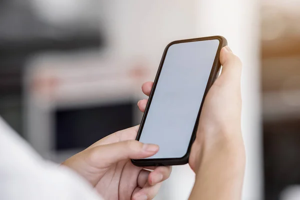 Adam el smartphone boş ekran ile tutarak, yakın çekim