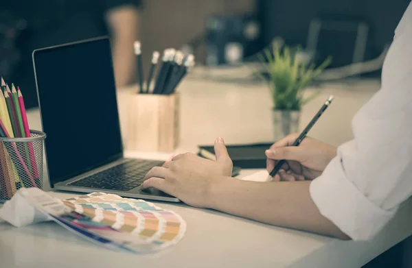 Обрезанный образ бизнесмена, работающего в офисе с ноутбуком и d — стоковое фото