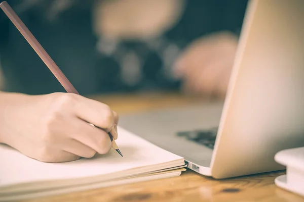 Bir şey çizim işyerinde kadın tasarımcı el yakın çekim