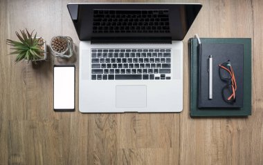 Üstten Görünüm boş ekran laptop-in alay etmek yukarıya üstünde okul sırası