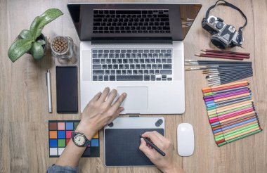 dizüstü bilgisayar ve grafik tablet ev yazıhane kullanma Tasarımcısı