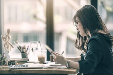 güzel kadın tasarımcı çalışma evrak ile ve bakarak