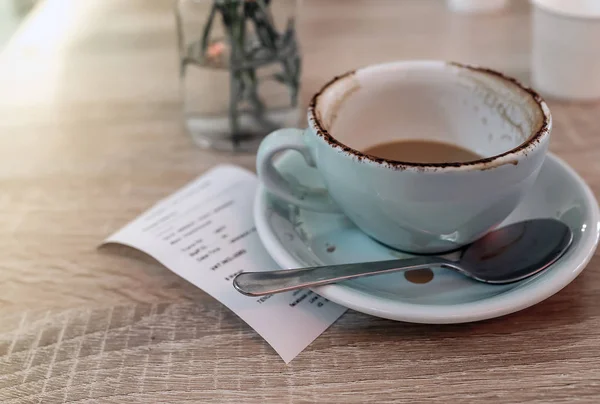 Tasse sale de café après boisson avec bordereau de réception — Photo