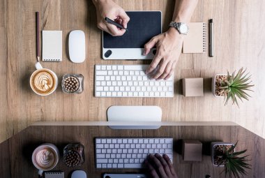 Yaratıcı Tasarımcısı grafik tablet üzerinde ahşap wor kullanarak Üstten Görünüm