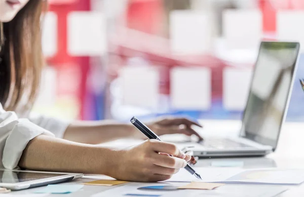 Donne Affari Che Usano Computer Portatile Notano Alcuni Dati Sul — Foto Stock