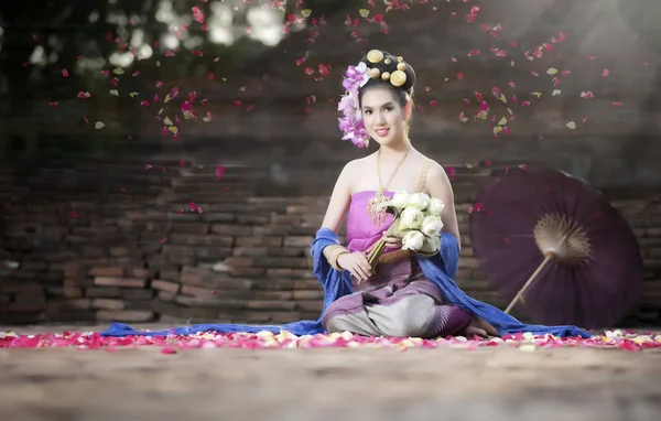 Młoda Piękna Kobieta Thai Tradycyjnych Strojach Trzymając Kwiat Lotosu Siedzi — Zdjęcie stockowe