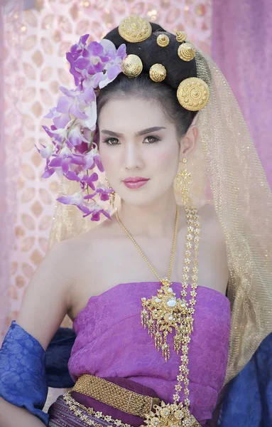 Jeune Belle Femme Robe Traditionnelle Thaïlandaise Avec Des Fleurs Sur — Photo