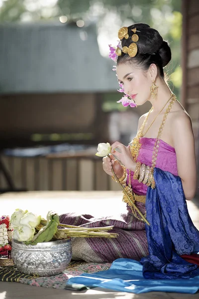 Młoda Kobieta Piękne Tradycyjny Strój Tajski Kwiat Lotosu Jej Dłoni — Zdjęcie stockowe
