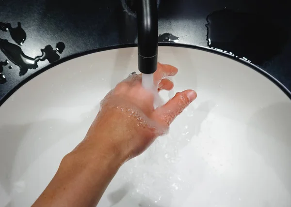 Vrouw Wassen Hand Zeepwater Badkamer Gootsteen Goede Handhygiëne Houden — Stockfoto