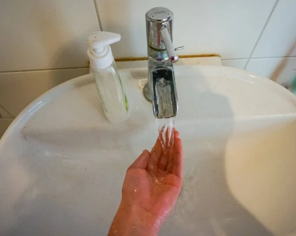 Frau Wäscht Hand Seifenwasser Badezimmer Und Der Küche Eine Gute — Stockfoto