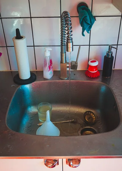 Lavando Mano Mujer Agua Jabonosa Baño Fregadero Cocina Para Mantener — Foto de Stock