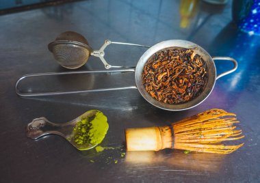Çay, matcha, senja ve süzgeçli oolong gibi.