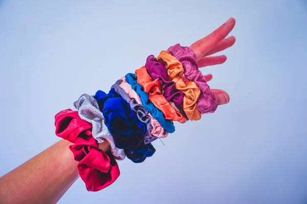 Μεταξένια Και Βελούδινα Πολύχρωμα Scrunchies Και Hairbands Για Μοντέρνα Και — Φωτογραφία Αρχείου